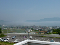 津田の松原SAから見た津田町上空にかかった霧の写真