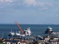 鶴羽の海で工事をしている写真（日中）