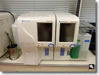 鶴羽クリニック処置・検査室の血液検査の機械の写真