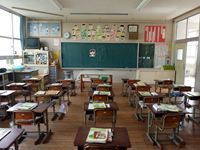 鶴羽小学校の教室の写真