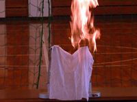 第9回 津田ふれあいまつり 津田高自然科学部：おもしろ実験「燃えない布」 の写真