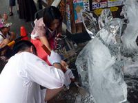 津田の松原SA 2012年氷の彫刻の音を録音するFM香川遊びの達人の写真