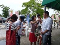 津田の松原SA 2012年氷の彫刻を取材するFM香川遊びの達人の写真