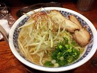 若松ラーメン大盛 トッピングもやしてんこの写真