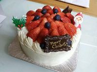 津田町鶴羽のパティシエさんが作ってくれたイチゴたっぷりのクリスマスケーキの写真