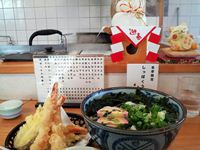 羽立うどん 2013年お正月かまぼこ入りわかめうどんと天ぷら盛りの写真