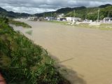 2014年10月6日　台風18号通過後の津田のセブンイレブン付近の津田川の写真