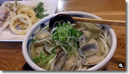 2015年4月4日 香川県さぬき市 「麺処 まはろ」の「アサリと三ツ葉のかけうどん」「野菜天」「ホタルイカの天ぷら」の写真