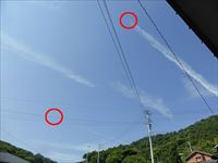 2015年5月30日 さぬき市津田町鶴羽上空の飛行機雲（途中で途切れる）の写真