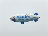 2016年4月10日 さぬき市津田町上空で飛行中の「MetLife メットライフ生命」飛行船の写真