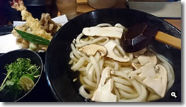 2017年10月13日 香川県さぬき市 麺処まはろ「松茸うどんと大海老・舞茸天セット」の写真