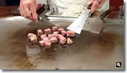 2017年12月21日 さぬき市津田「鉄板焼よしはら」のステーキを焼いている写真