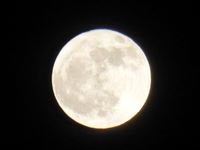2018年11月23日 さぬき市津田町鶴羽mitzの家で撮影した満月の写真
