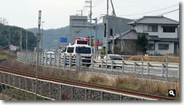 2021年3月27日 津田町鶴羽ヤマト運輸付近での交通事故処理に来た警察車両の写真