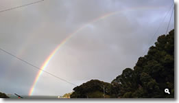 2021年11月8日16時20分頃 香川県さぬき市津田町 mitzの家から見えた北山とドルフィンセンターの真ん中辺りの海から強い光で立ち昇る虹 の写真