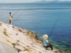 のんびりと釣り糸を垂れる人。晴れた日には淡路島まで眺望。