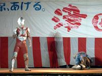 2011年 津田まつり ウルトラマンミニショー バルタン星人をやっつけた写真